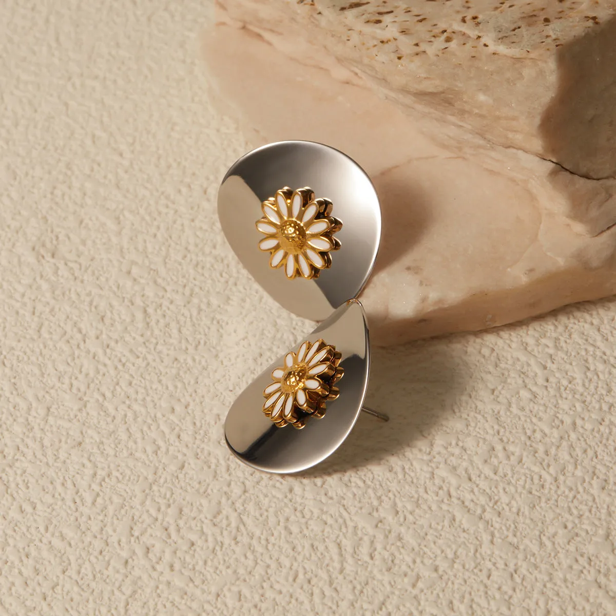 Daisy Reverie: Modern Floral Statement Earrings