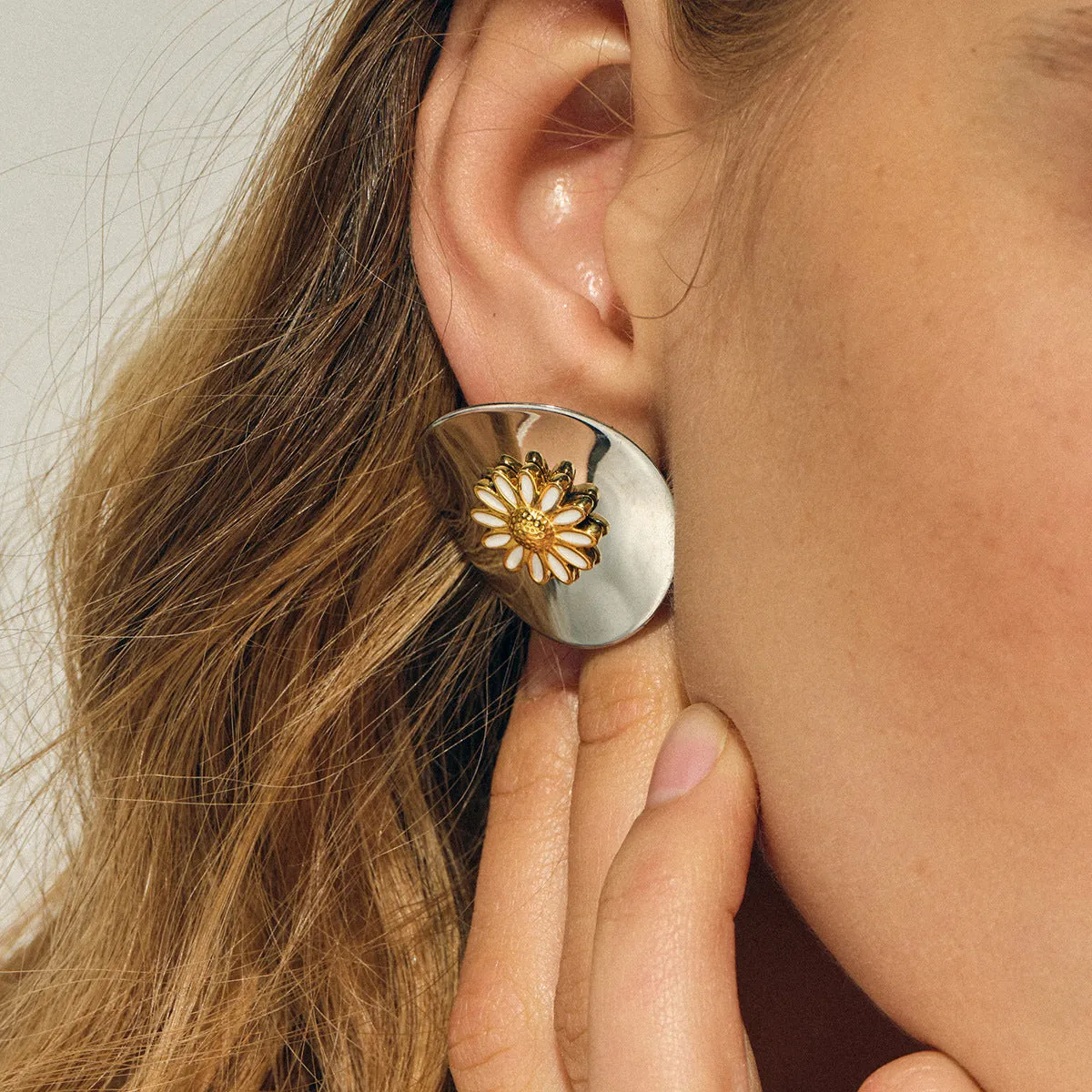 Daisy Reverie: Modern Floral Statement Earrings