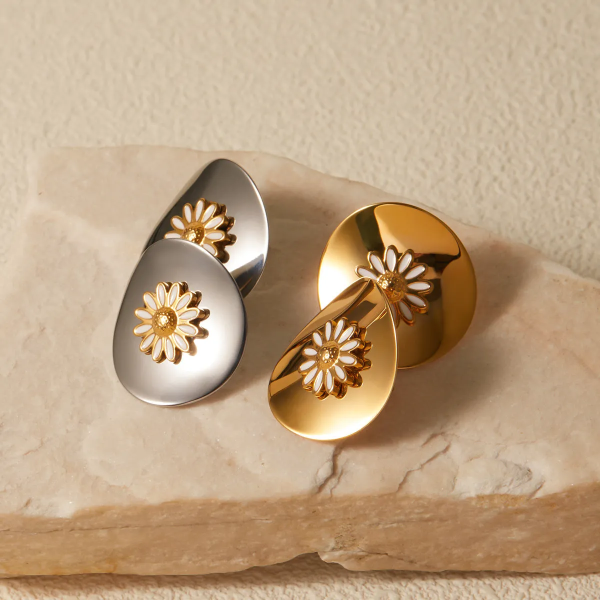 Daisy Reverie: Modern Floral Statement Earrings