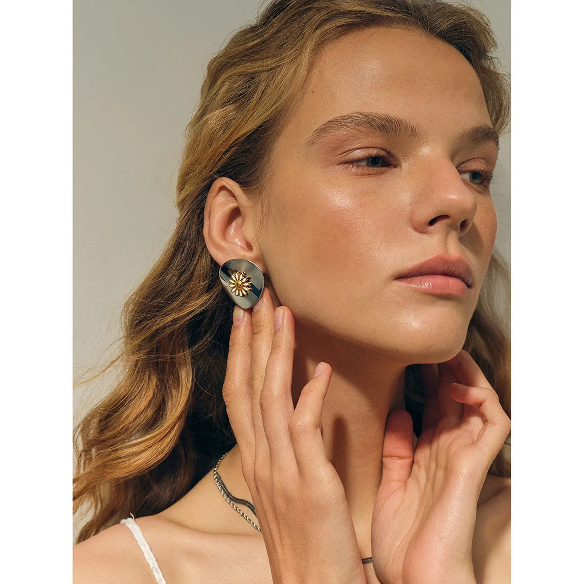 Daisy Reverie: Modern Floral Statement Earrings