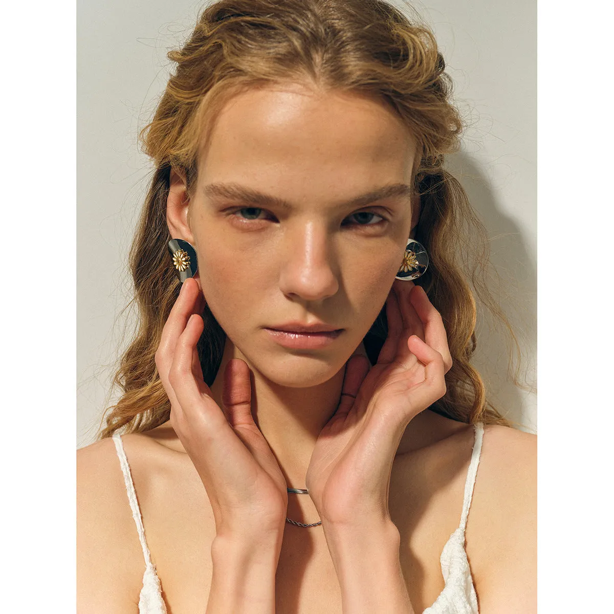Daisy Reverie: Modern Floral Statement Earrings
