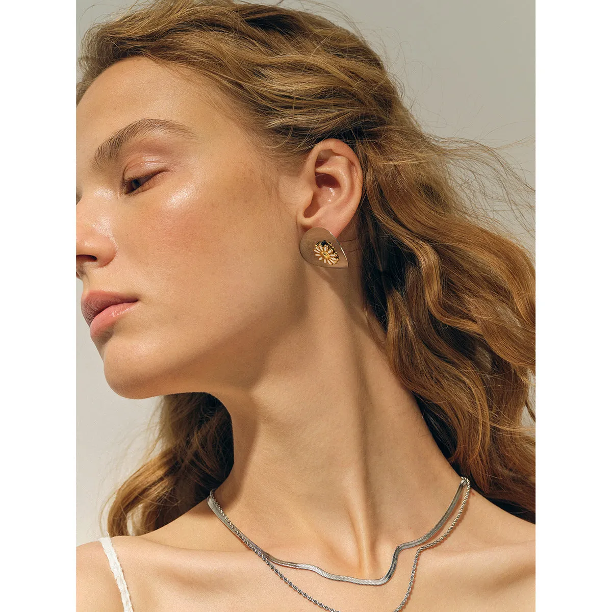Daisy Reverie: Modern Floral Statement Earrings