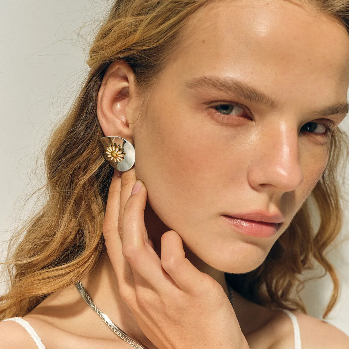 Daisy Reverie: Modern Floral Statement Earrings