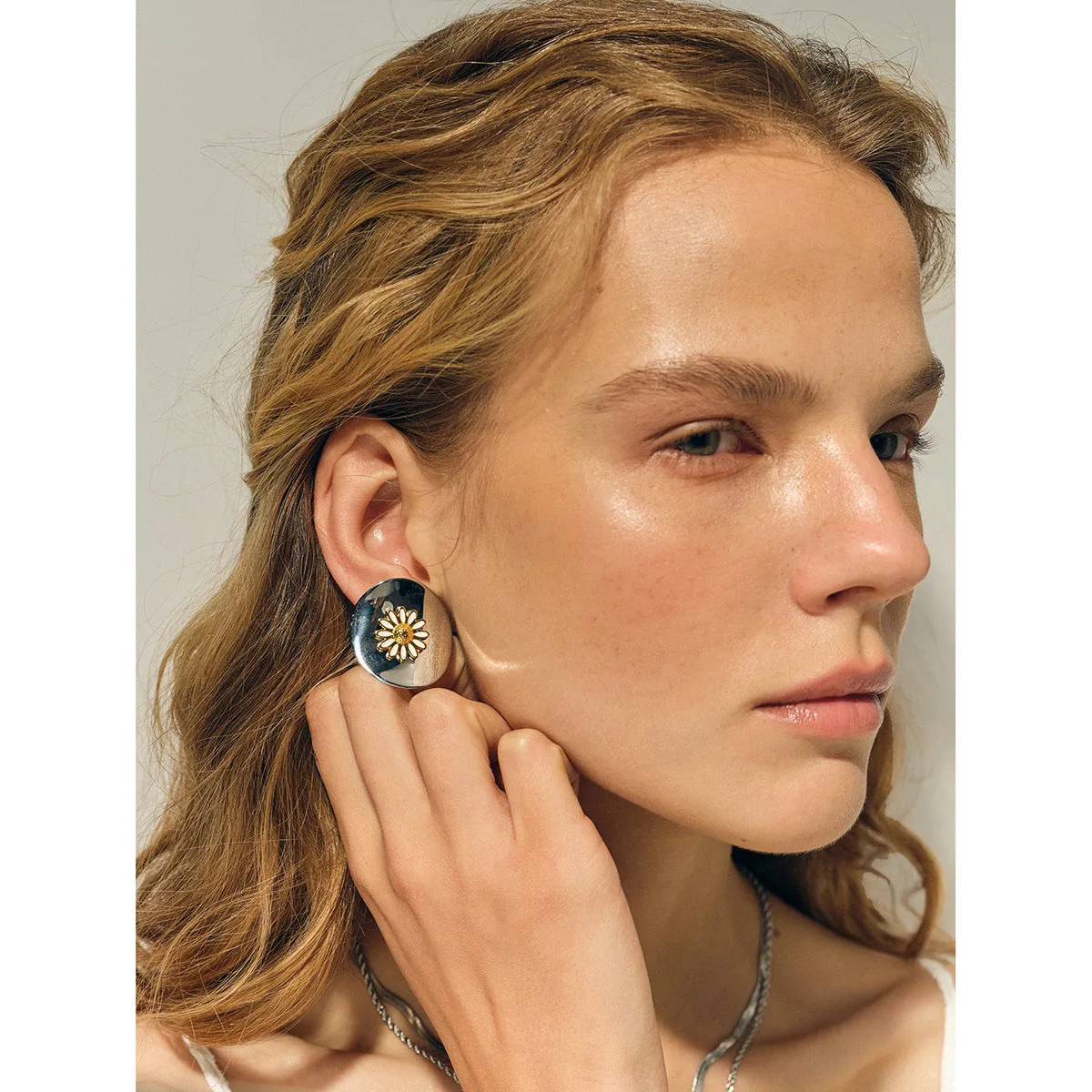 Daisy Reverie: Modern Floral Statement Earrings