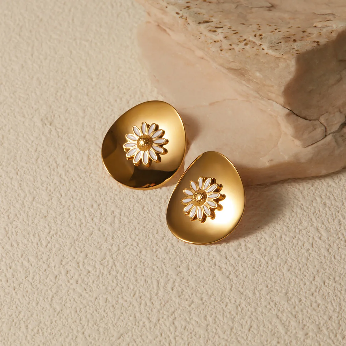 Daisy Reverie: Modern Floral Statement Earrings