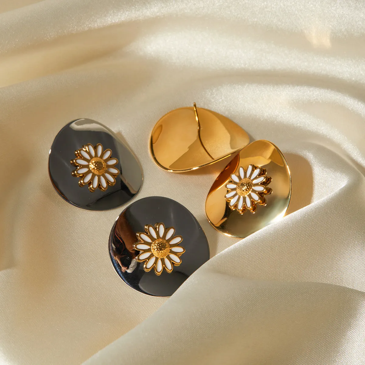 Daisy Reverie: Modern Floral Statement Earrings