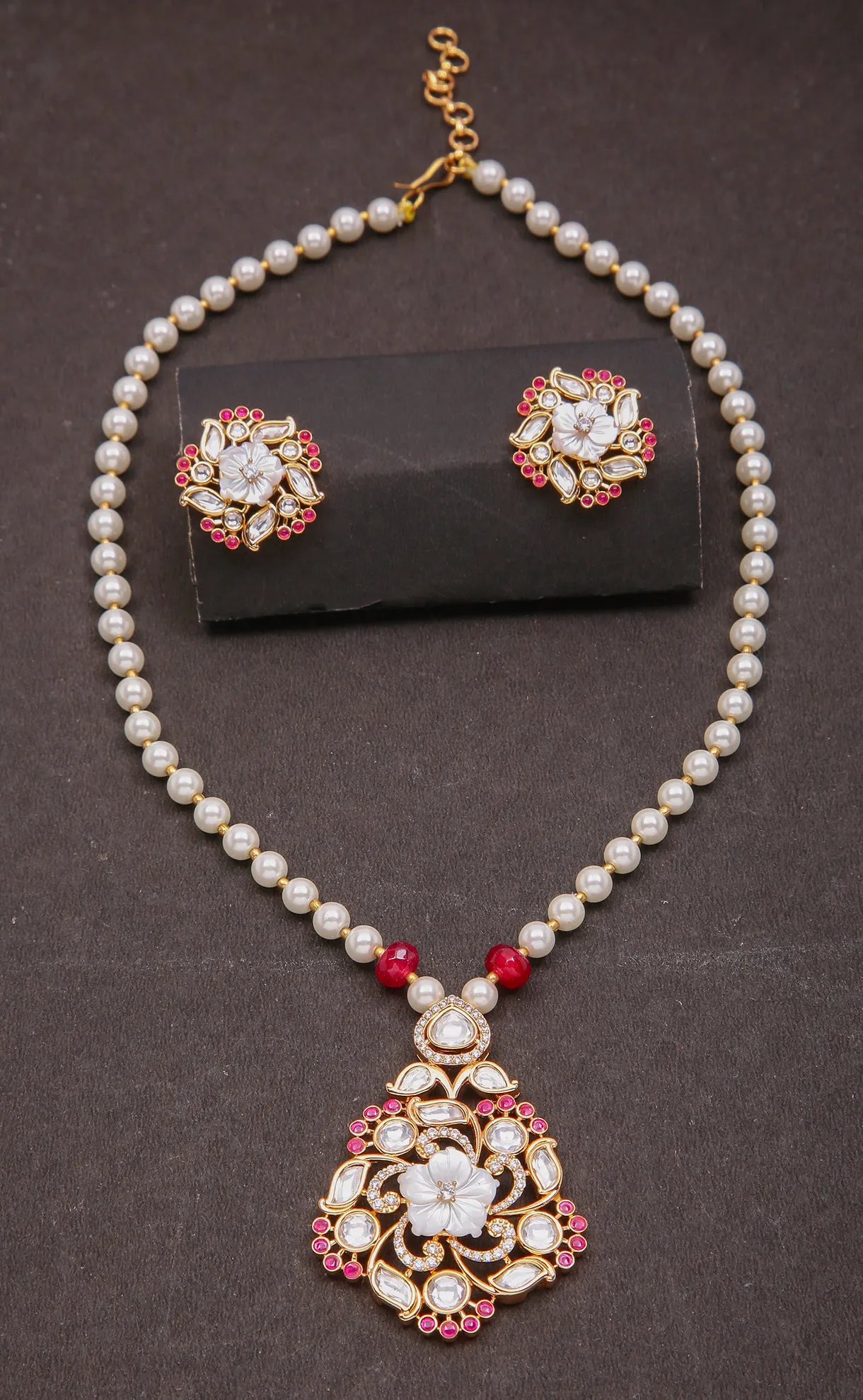 Designer Gold Plated Royal Kundan & Pearl Pendant Set (D1164)