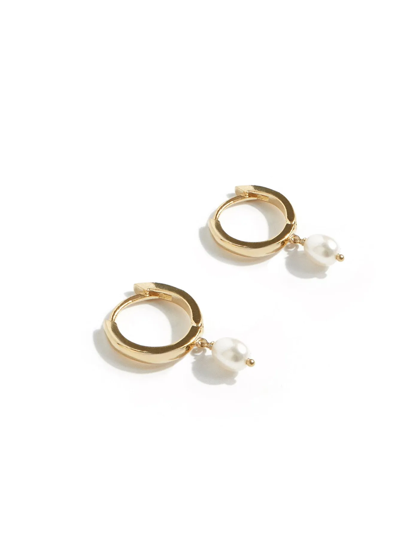 Freshwater Pearls Huggies In Gold